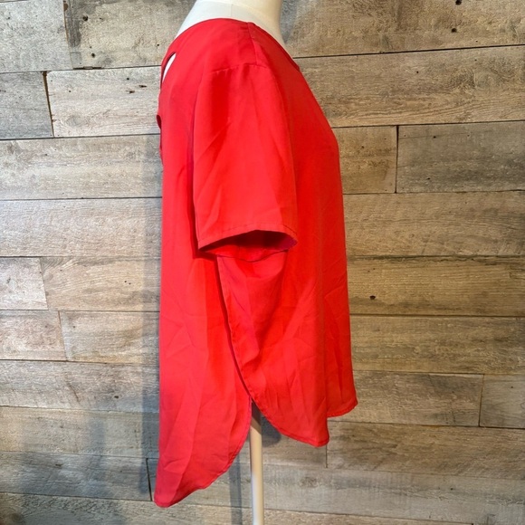 🛍️3/$30 Lily white women’s red  lightweight blouse shirt in size medium - Picture 3 of 7